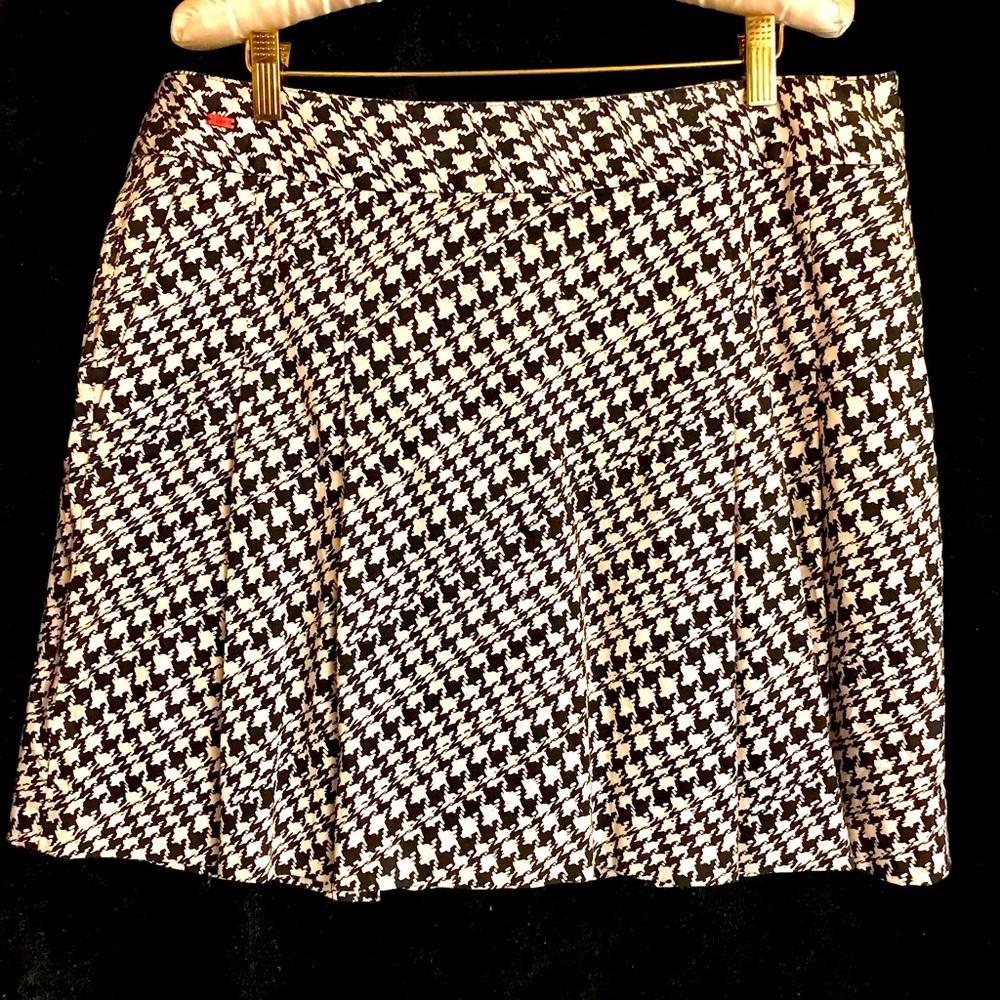 Lizgolf 🏌️‍♀️ 14  black and white herringbone pattern.